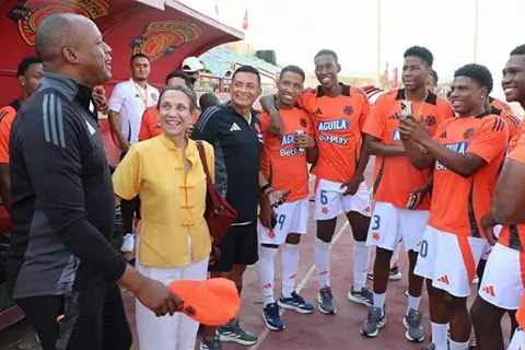 سفيرة كولومبيا في القاهرة تدعم منتخب بلادها أمام أمريكا في بطولة خوفو الدولية